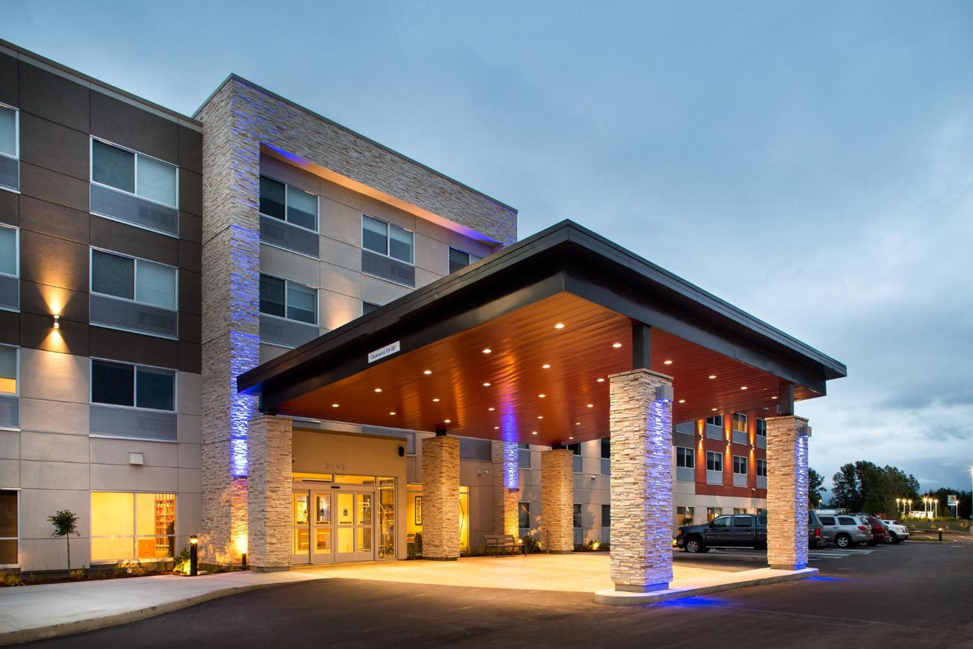 Holiday Inn Express & Suites Terrace By Ihg Extérieur photo